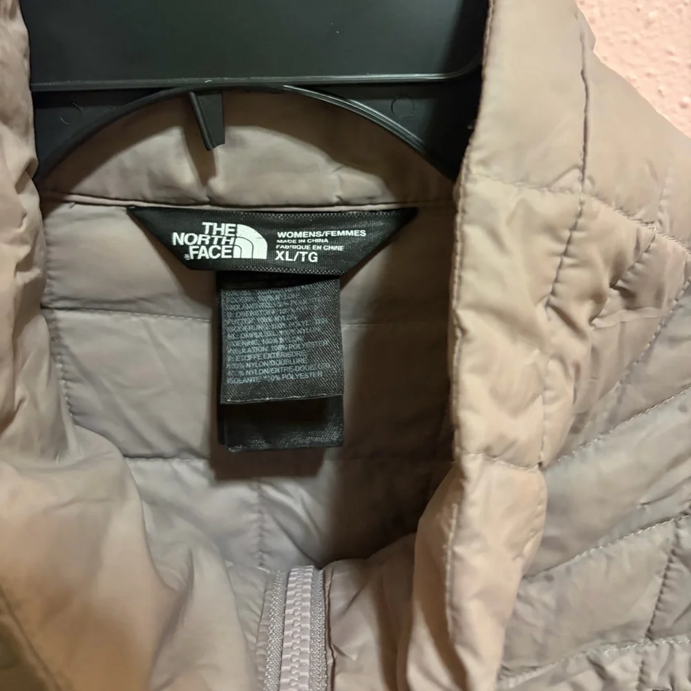 The North Face Women's Light Taupe Quilted Puffer Jacket - Picture 3 of 4